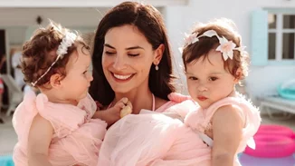 #tanimanidakia | Η Χριστίνα Μπόμπα δημοσίευσε το πιο cute βίντεο από το ταξίδι με τις κόρες της