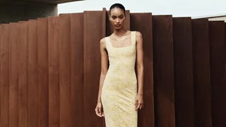 Αυτό το floral φόρεμα στην απόχρωση του butter yellow είναι το ρομαντικό piece που χρειάζεσαι για ένα καλοκαιρινό ραντεβού