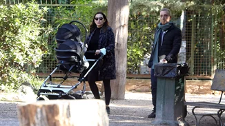 Η Όλγα Κεφαλογιάννη και ο Μίνως Μάτσας βόλτα με τα δίδυμα στο κέντρο της Αθήνας