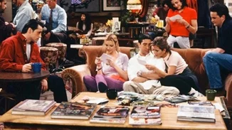 Σε δημοπρασία ο πορτοκαλί καναπές από τα "Φιλαράκια" - Η τιμή που πωλείται