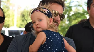 Gigi Hadid | Οικογενειακές διακοπές με την κόρη και τη μητέρα του Bradley Cooper στη Σαρδηνία