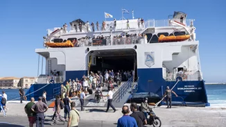 Σε εξέλιξη η έξοδος των εκδρομέων του Πάσχα από τα λιμάνια της Αττικής