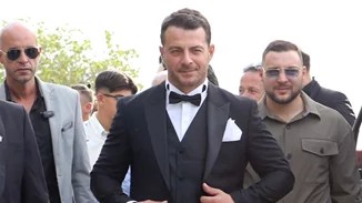 Ο Γιώργος Αγγελόπουλος γαμπρός: Οι πρώτες φωτογραφίες από τον γάμο του με τη Δήμητρα Βαμβακούση