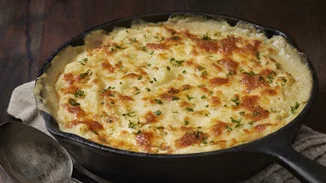 Πανεύκολη τυρόπιτα στο τηγάνι | Η συνταγή με το τέλειο τραγανό φύλλο και την κρεμώδη γέμιση που θες να δοκιμάσεις