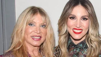 5+1 Ελληνίδες celebrity μαμάδες προτείνουν τα πιο κομψά κουρέματα για γυναίκες άνω των 50