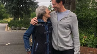 "Δεν πίστεψα ποτέ ότι δεν με αγάπησε" | Η μητέρα του Χιου Τζάκμαν τον εγκατέλειψε όταν ήταν 8 ετών