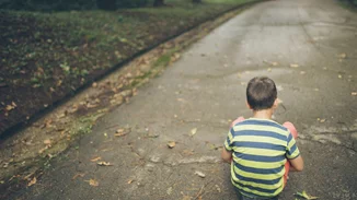 Γονείς | Δεν είναι φυσιολογικό να μεγαλώνουμε τα παιδιά μας απομονωμένοι