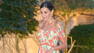 Η βασίλισσα Letizia επέλεξε τα άνετα παπούτσια που ταιριάζουν με τα καλοκαιρινά φορέματα