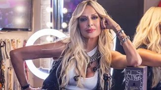 Ακόμα στο Κάπρι | Η Άννα Βίσση ποζάρει με τη Δήμητρα και τον Γιάννη Κούστα