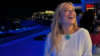 Nάνσυ Ζαμπέτογλου | Με εμπριμέ φόρεμα σε βραδινή εμφάνιση στη Γλυφάδα