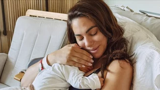 Αγκαλιά με τον γιο της η Ευρυδίκη Βαλαβάνη | Το τρυφερό φωτογραφικό καρέ στον μάρσιπό του