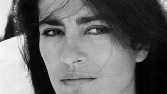 Η Ειρήνη Παπά σε ένα ασπρόμαυρο στιγμιότυπο με τον πατέρα της Angelina Jolie