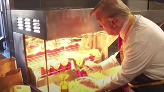 Ο Donald Trump σερβίρει τηγανητές πατάτες στην τοποθεσία McDonald's (video)