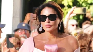 Η Σήλια Κριθαριώτη σού δείχνει πώς να ντυθείς το φθινόπωρο αν είσαι καλεσμένη σε γάμο