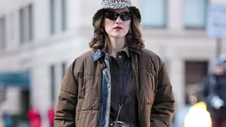 Αυτό το καφέ παντελόνι από τη Stradivarius είναι το basic ρούχο που χρειάζεσαι για εύκολες μα και chic εμφανίσεις στην καθημερινότητα