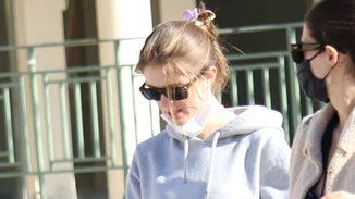 Στην Ελλάδα η Αμαλία Κωστοπούλου | Η έξοδος της 24χρονης με casual look