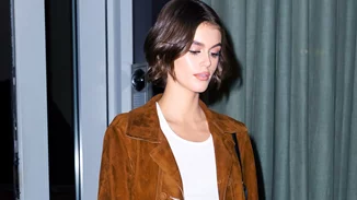 Πώς θα φορέσεις με στιλ ένα suede jacket φέτος το φθινόπωρο