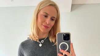 "Λιώνει" από τη ζέστη η Νάντια Μπουλέ | Η φωτογραφία μέσα από το αυτοκίνητο