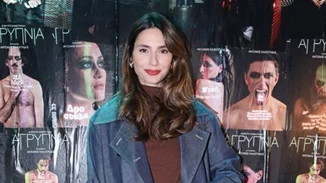 H Ηλιάνα Παπαγεωργίου ετοιμάζεται για έξοδο στη (μοντέρνα) κουζίνα του σπιτιού της