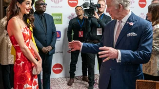 Όταν η Amal Clooney συνάντησε τον πρίγκιπα Κάρολο | Η σπάνια εμφάνιση μαζί με τη μητέρα της και το εντυπωσιακό φόρεμα