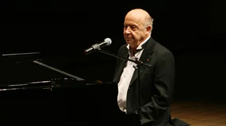 Ο Δημήτρης Μητροπάνος τραγουδά "Θα πιω απόψε το φεγγάρι" με τον Μίμη Πλέσσα στο πιάνο | Το σπάνιο βίντεο από το 1986