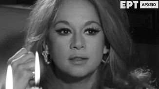 Αδημοσίευτο βίντεο από τη Στησιχόρου - Η Αλίκη ανοίγει τα δώρα με τον γιο της - Το ανοιχτό μικρόφωνο προδίδει τι του ψιθυρίζει στ΄αφτί;