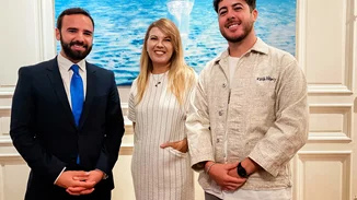 Μιχαήλ Βαρθακούρης | Το βίντεο με τον πατέρα του Γιάννη Πάριο στο σπίτι τους στο νησί