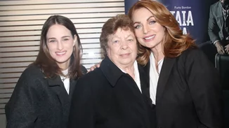 Επιστροφή στο θέατρο για την Άντζελα Γκερέκου | Η σπάνια εμφάνιση του αδερφού της