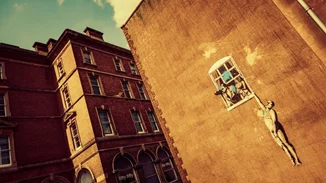 Ουκρανία | Γκράφιτι του Μπάνκσι σε βομβαρδισμένο σπίτι στην Μποροντιάνκα