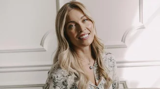 Η Μαριέττα Χρουσαλά με λευκή mini φούστα στη Νέα Υόρκη | Η φωτογραφία ανάμεσα στους ουρανοξύστες