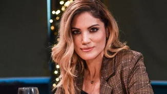 Η Μαίρη Συνατσάκη μας βάζει σπίτι της - Η πολύχρωμη βιβλιοθήκη της