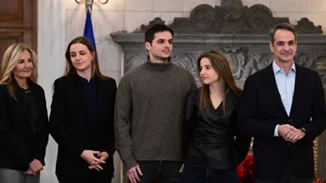 Σοφία και Δάφνη Μητσοτάκη | Οι μοντέρνες εμφανίσεις τους στο Μέγαρο Μαξίμου όπου βρέθηκαν για να ακούσουν τα κάλαντα