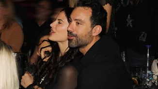 Η Χριστίνα Μπόμπα με φαρδύ denim παντελόνι και sneakers για να παρακολουθήσει τον Γιώργο Νταλάρα