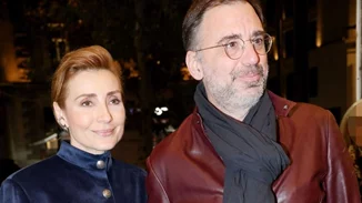 Ευδοκία Ρουμελιώτη | Εντυπωσιακή με βελούδινο σακάκι σε θεατρική πρεμιέρα