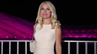 Η Ελένη Μενεγάκη φόρεσε το Massimo Dutti λευκό πουκάμισο που ταιριάζει τέλεια με τα τζιν σου