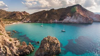 Τα νησιά που κινδυνεύουν με μέτρα τύπου Μυκόνου: "Κοκκινίζουν" Πάρος, Κρήτη, Σαντορίνη και Ίος