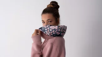 Η Ελληνίδα εικαστικός που μεταφέρει τους πίνακες της πάνω σε ρούχα