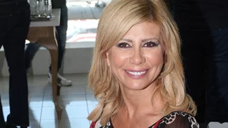 Ζήνα Κουτσελίνη | Δύο μέρες χωρίς ρεύμα, πήγε στο κανάλι με πετσέτες για να κάνει μπάνιο