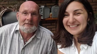 Η προσφυγοπούλα που έψαξε και βρήκε τον άντρα που της αγόρασε ένα ποδήλατο όταν ήταν 5 χρονών