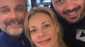 Ζέτα Μακρυπούλια | Ποζάρει για πρώτη φορά μαζί και με τους δύο αδερφούς της