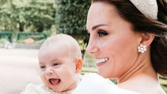 Η εικόνα της πριγκίπισσας της Ουαλίας να πηγαίνει τα παιδιά της στο σχολείο κάνει το γύρο του διαδικτύου