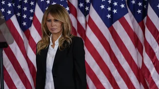 Melania Trump | Η εμφάνιση με ταγέρ στο πλευρό του Donald Trump στην πρώτη του ομιλία μετά τις εκλογές