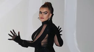 Σοφία Χατζηπαντελή | Με αυτοσχέδια δημιουργία από μονωτική ταινία στη νέα της εμφάνιση