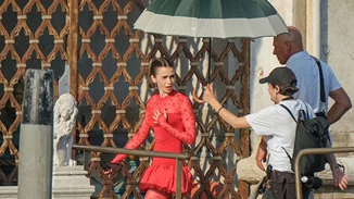 Emily in Athens | Η καλοκαιρινή εμφάνιση της Lily Collins με παρεό στην Ελλάδα