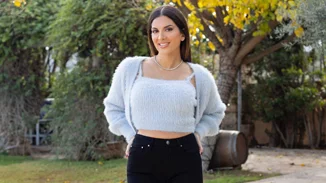 Η Σταματίνα Τσιμτσιλή με το suede φόρεμα από τη Massimo Dutti που έχει την έγκριση των fashionistas