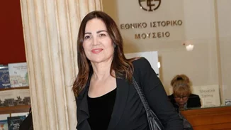 Bίκυ Φλέσσα | Κομψή στην παρουσίαση του νέου της βιβλίου - Τα ιδιαίτερα πέδιλά της