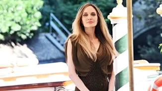 Η Angelina Jolie στη Βενετία | Με σιφόν φόρεμα σε μία εμφάνιση που θύμιζε (πολύ) τη Μαρία Κάλλας