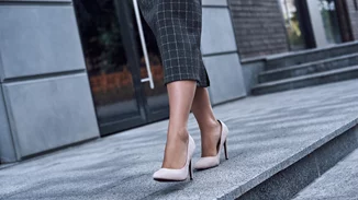 Δίνουν ύψος: 5 καλοκαιρινά ρούχα συνθέτουν την κάψουλα της κομψότητας μιας μικρόσωμης γυναίκας