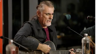 Ο Φίλιππος Πλιάτσικας σε μια σπάνια εμφάνιση συντροφιά με την πανύψηλη κόρη του