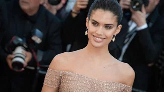 Sara Sampaio | Έκανε το πιο girly χτένισμα που είναι ό,τι πρέπει για την καραντίνα